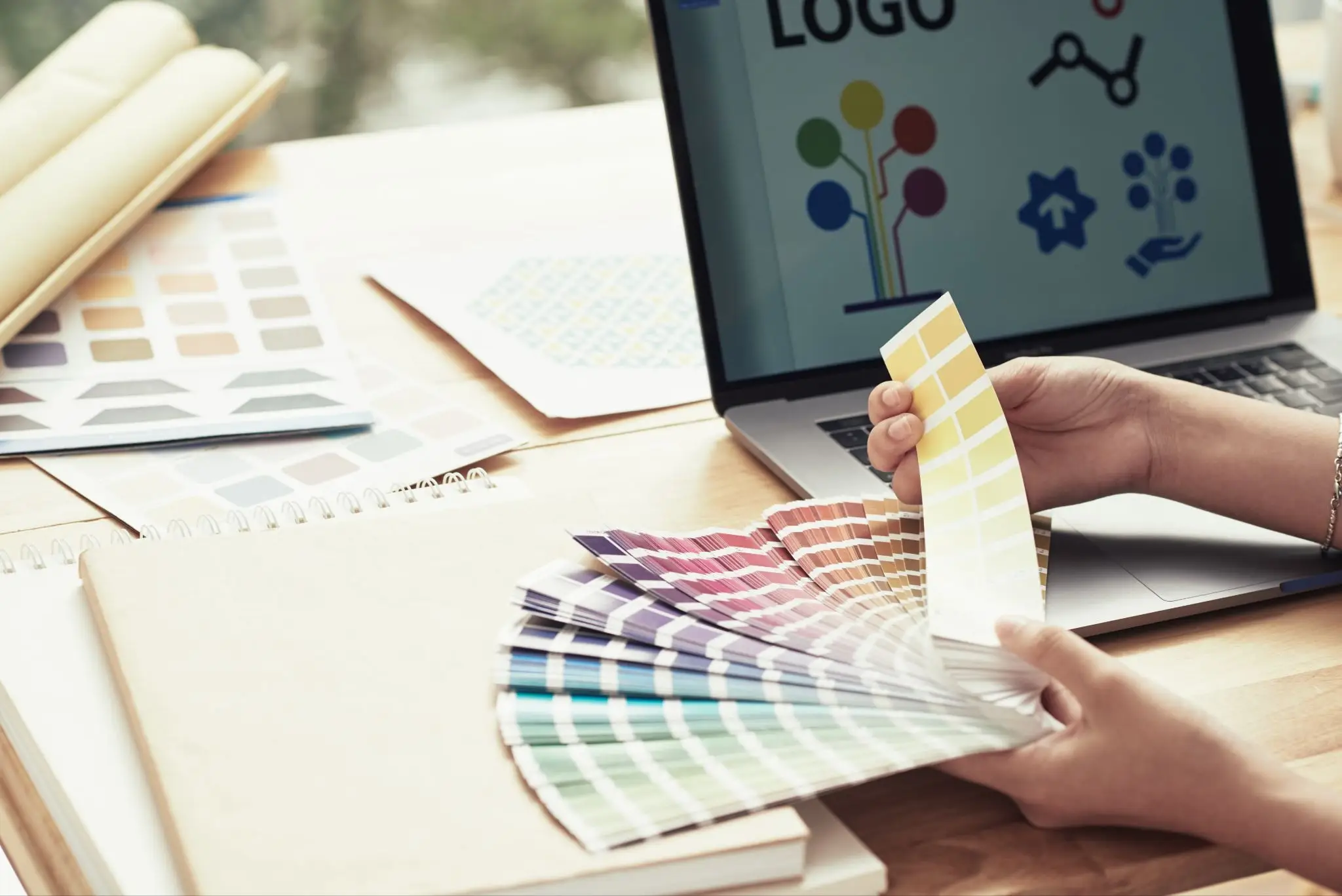 Welche Elemente gehören zu einem Corporate Design (Logo, Farben, Typografie)?